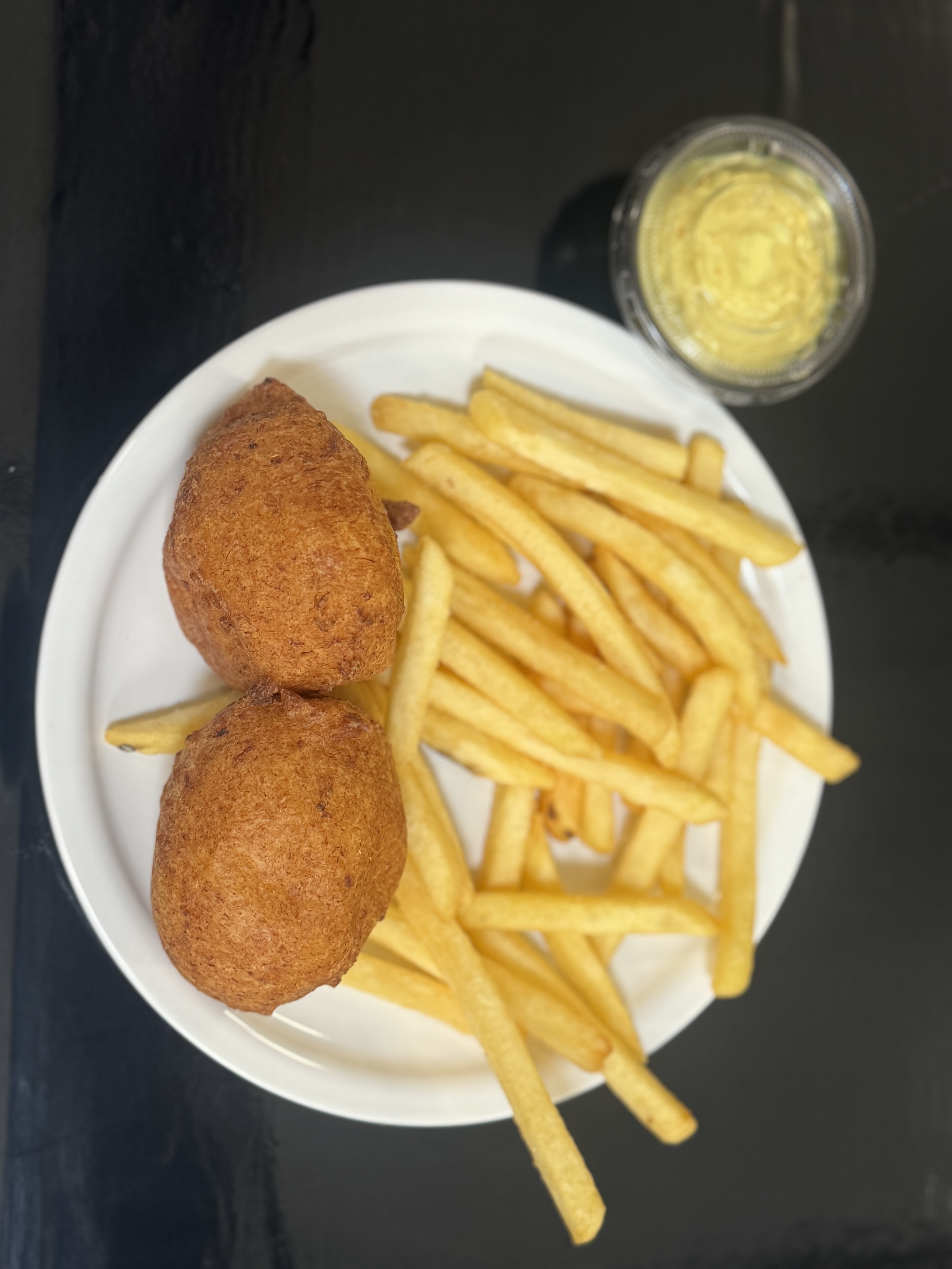 Fiskefrikadeller m. pommes