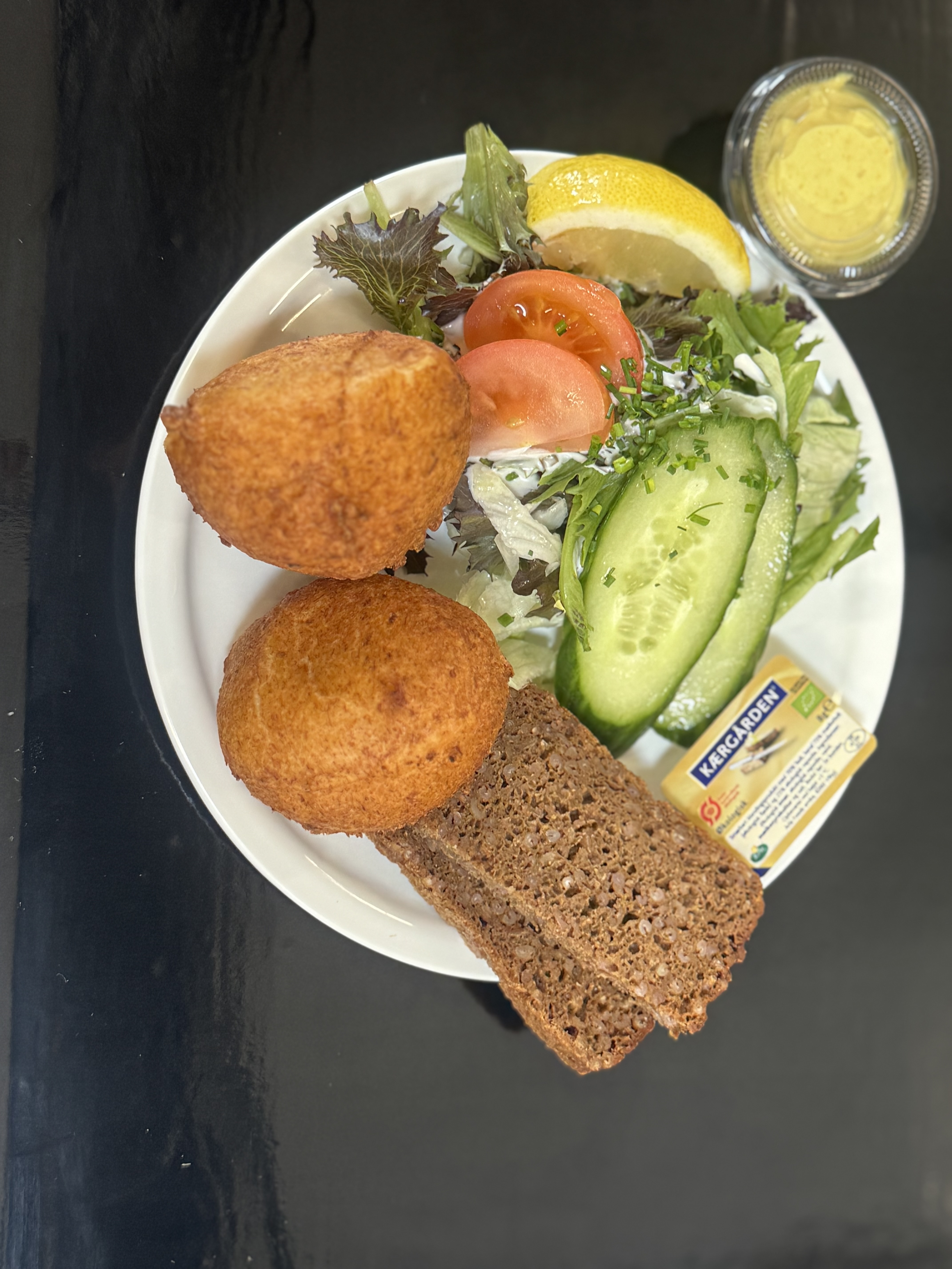 Fiskefrikadeller m. brød