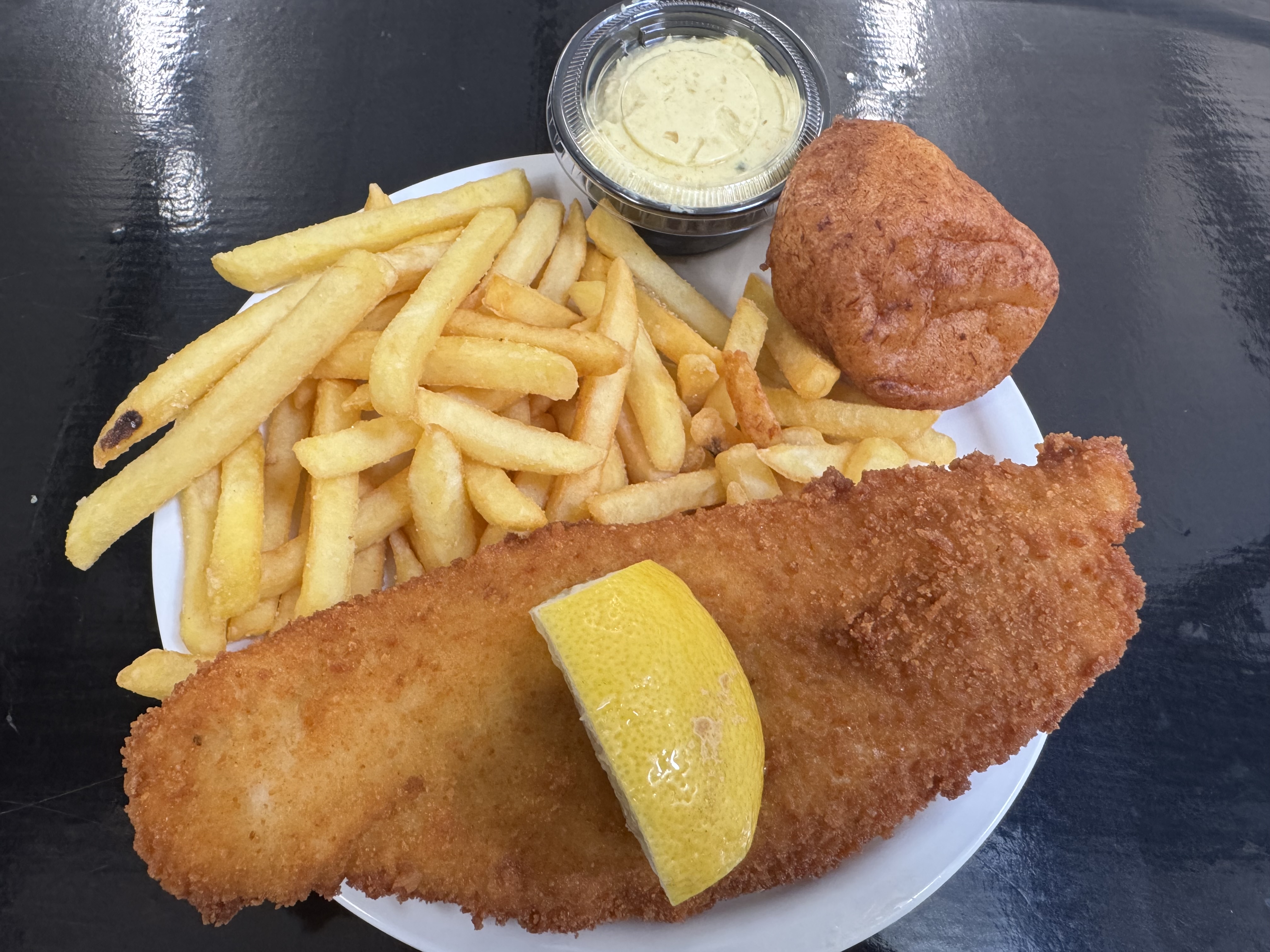 Fiskefilet og fiskefrikadelle m. pommes