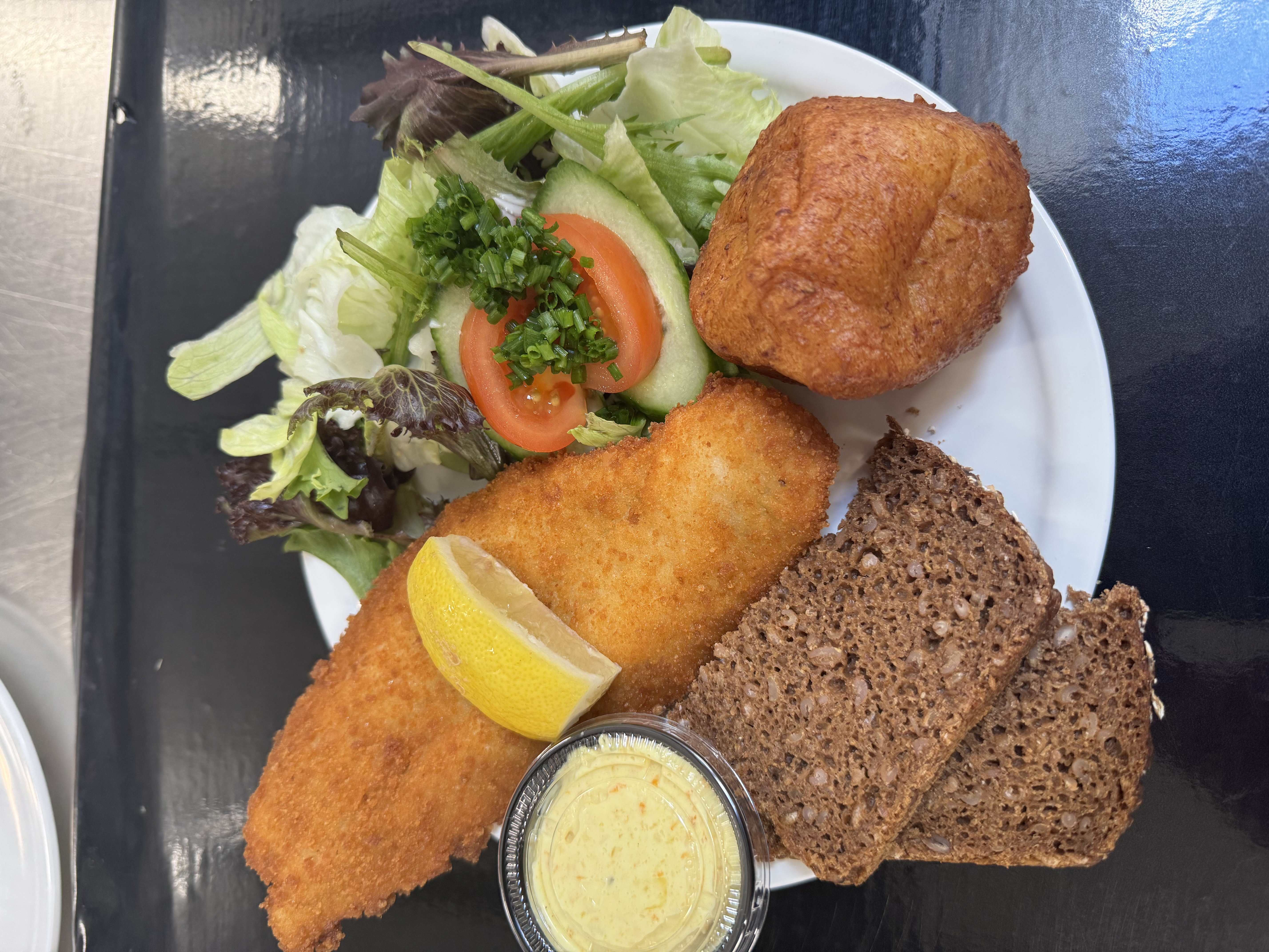 Fiskefilet og fiskefrikadelle m. brød